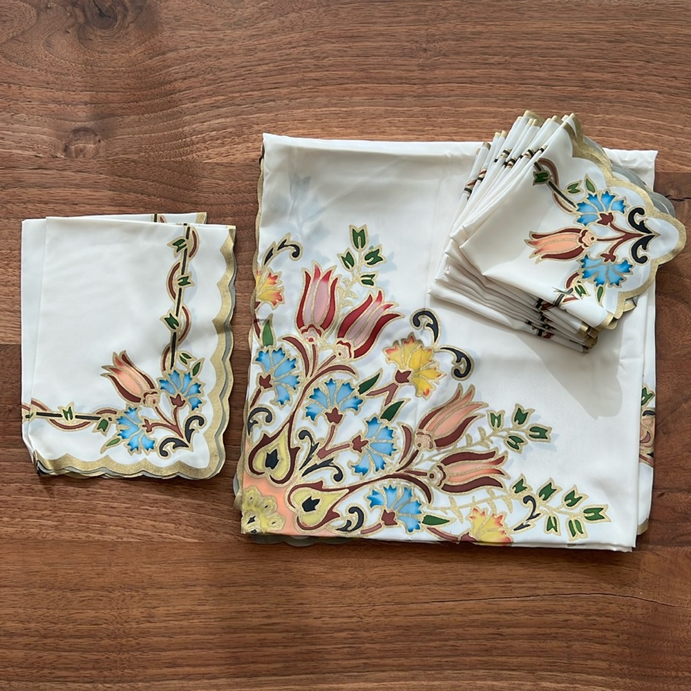 NWOT Total of 13-piece Tablecloth and Napkin Set